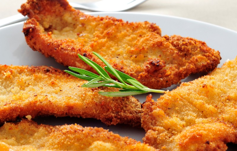 ქათმის შნიცელი და ბოსტნეულის სალათი