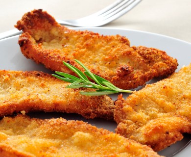 ქათმის შნიცელი და ბოსტნეულის სალათი